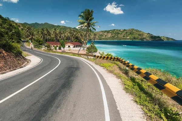 Asphalt road along sea coastline — Stock Photo, Image