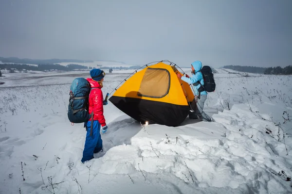 Femmes randonneurs installant tente jaune — Photo