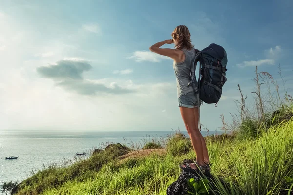 Senhora caminhante com mochila — Fotografia de Stock