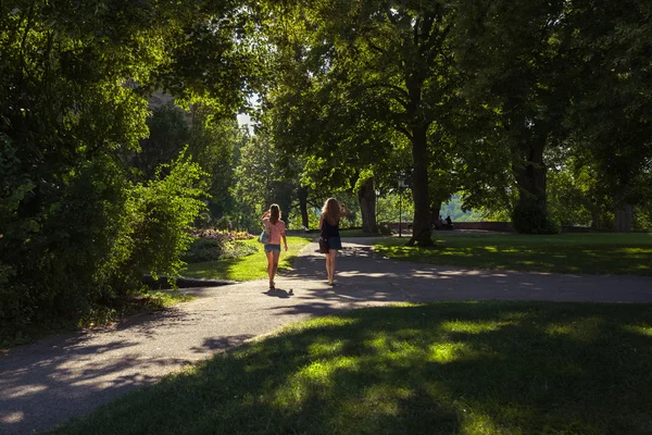 Women walking in park — Stock Photo, Image