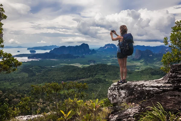 Jeune femme avec sac à dos — Photo