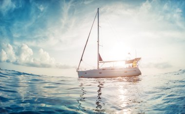 Açık denizde yelkenli tekne demirlemiş