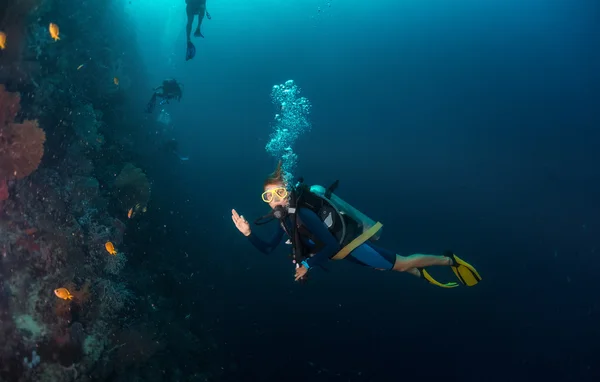 Scuba diver zobrazeno ok znamení — Stock fotografie