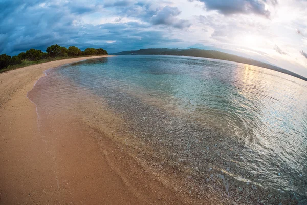 Playa de arena con mar tranquilo — Foto de Stock