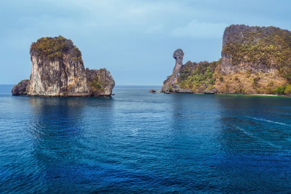 Остров в тропическом море — стоковое фото