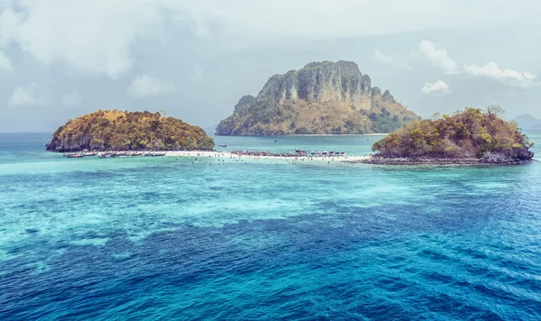 Тропический пляж между двумя островами — стоковое фото