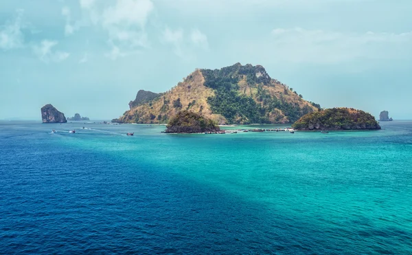 Rotsachtige eilanden in de Andamanzee — Stockfoto