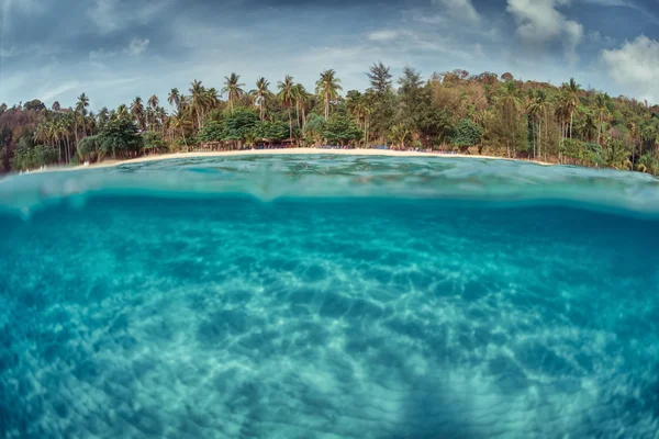 Morza piaszczyste dno i zielony tropikalna wyspa — Zdjęcie stockowe