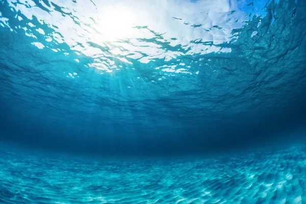 Fond de la mer avec eau bleue claire — Photo