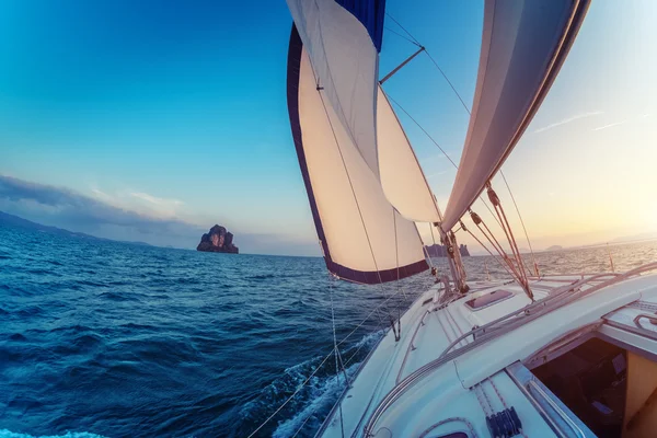 Sailing boat moving in the sea — Stock Photo, Image