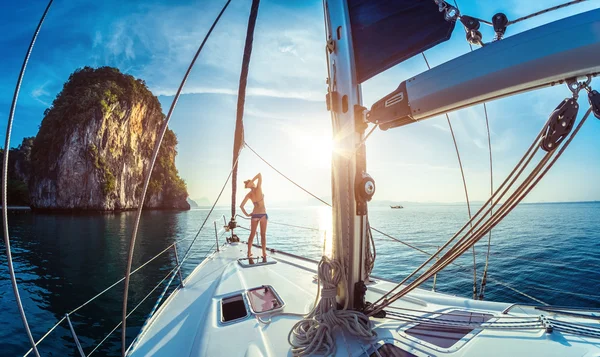 Young lady standing on the bow of yacht — Stock Photo, Image