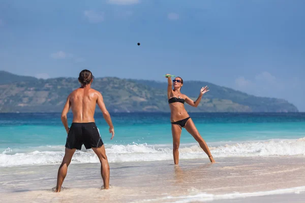 Jovem casal ativo jogando tênis — Fotografia de Stock