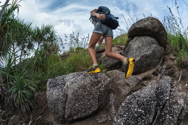 Lady escursionista passando terreno roccioso — Foto Stock