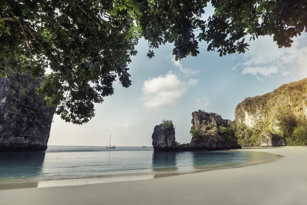 Pantai dengan laut tenang — Stok Foto