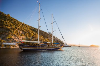 Bağlantılı yelkenli tekneler ile sakin defne