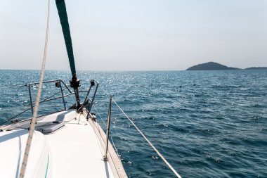 Açık denizde yelkenli tekne