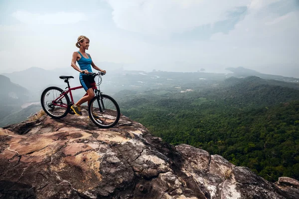 Junge Dame mit Fahrrad — Stockfoto