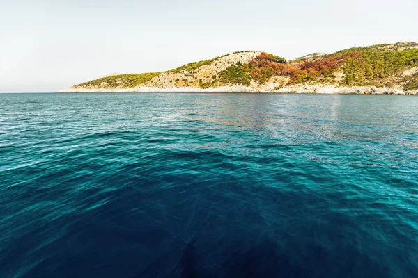 Kalme baai met helder water — Stockfoto