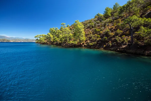 Baia calma con acqua limpida — Foto Stock