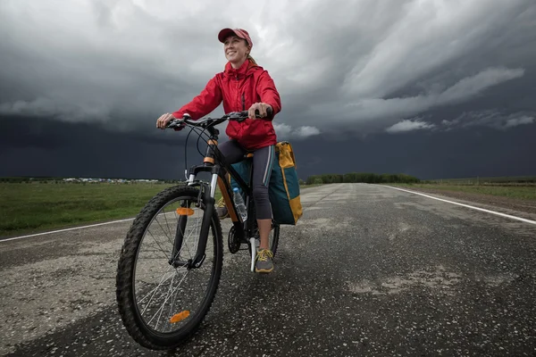 Lady hiker ridning lastad cykel — Stockfoto