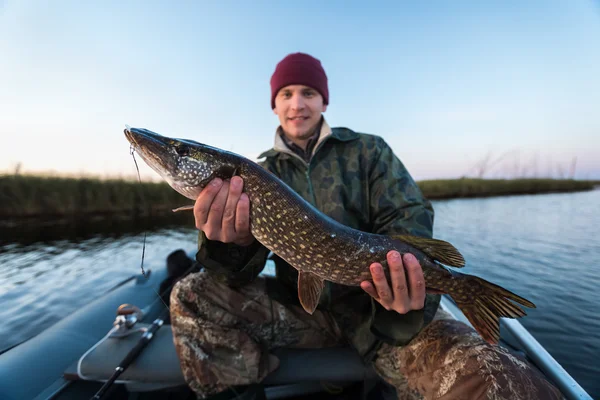 Genç balıkçı holding pike — Stok fotoğraf