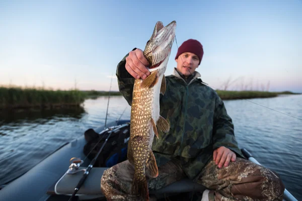 Giovane pescatore con luccio in mano — Foto Stock