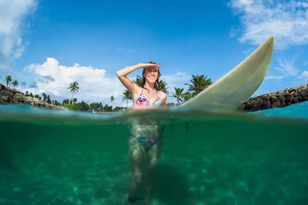 Dame mit Surfbrett — Stockfoto