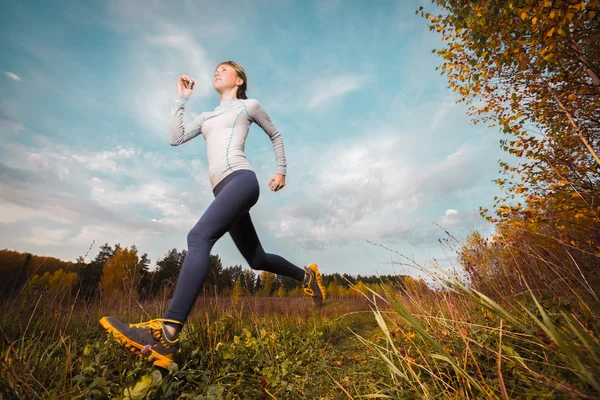 Spor giyinen kadın koşuyor. — Stok fotoğraf