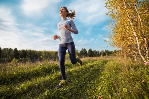 Mujer en ropa deportiva corriendo —  Fotos de Stock