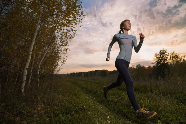 Mujer en ropa deportiva corriendo — Foto de Stock