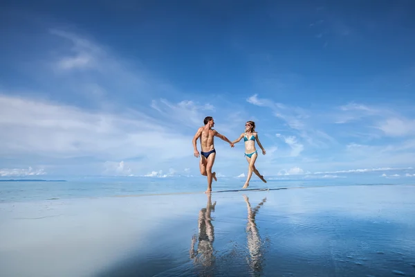 Casal correndo na praia — Fotografia de Stock