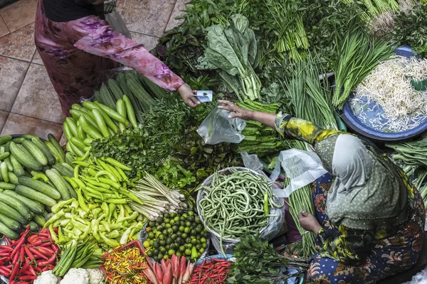 Woman selling fresh vegetables — Stock Photo, Image