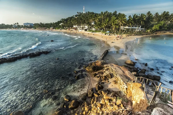 Vista da praia com árvores tropicais — Fotografia de Stock