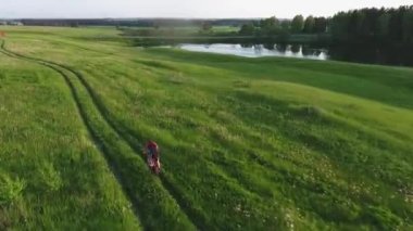 Kırsal yolda binmek adam