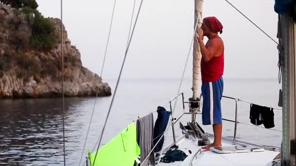 El hombre está haciendo yoga en el yate — Vídeos de Stock