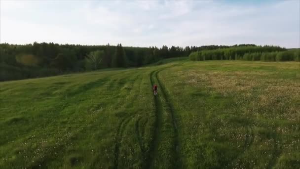Pria mengendarai sepeda di jalan perdesaan — Stok Video