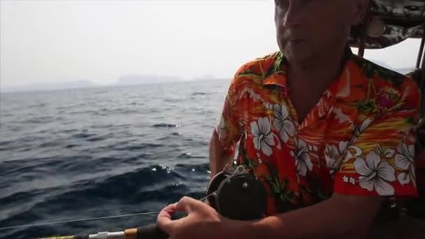 Homem maduro pesca de barco — Vídeo de Stock