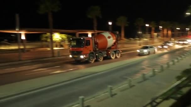 Camión hormigonera de conducción en carretera — Vídeos de Stock