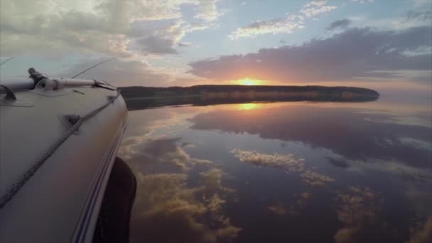 Рыбацкая лодка, стоящая на якоре в спокойной реке — стоковое видео