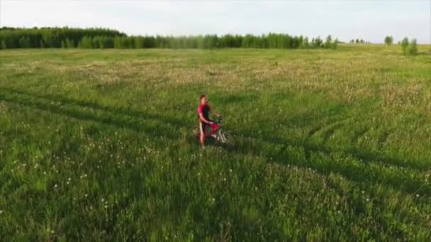 Mann mit Fahrrad auf Landstraße unterwegs — Stockvideo