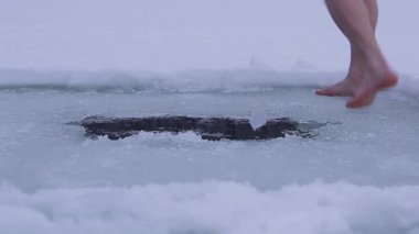 Genç adam rekreasyon yüzmek sahip