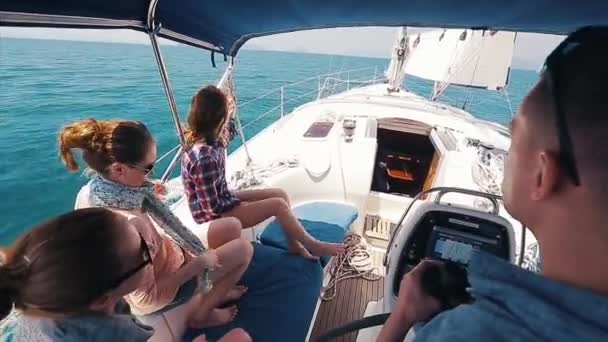 Freunde segeln im blauen Meer — Stockvideo