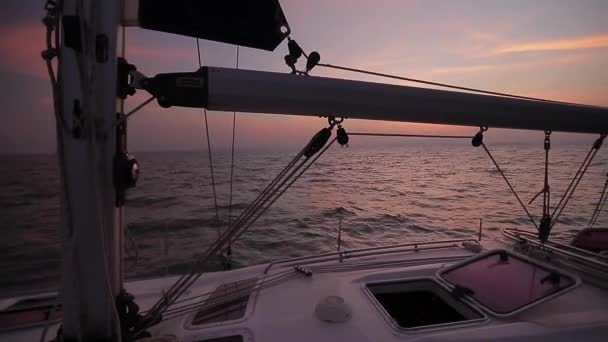 Човен закріплений у бурхливому морі — стокове відео