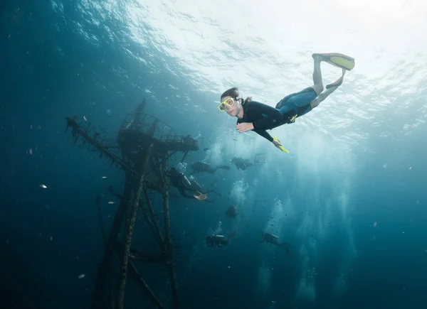 Žena potápění na dechu drží — Stock fotografie