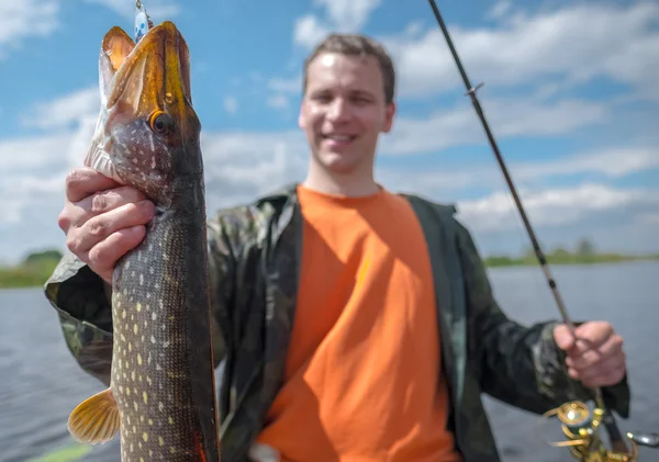 Balıkçı holding pike — Stok fotoğraf