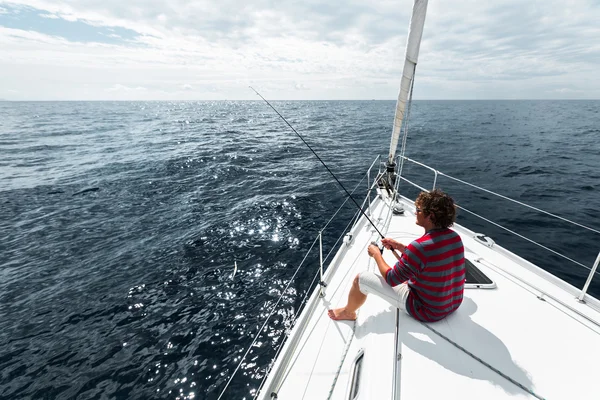 Man som fiskar i havet — Stockfoto