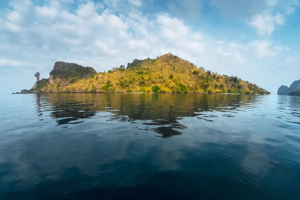 Isla en el mar tropical llamada Pollo — Foto de Stock