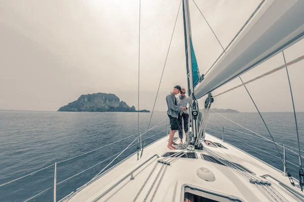 Coppia sulla barca a vela — Foto Stock