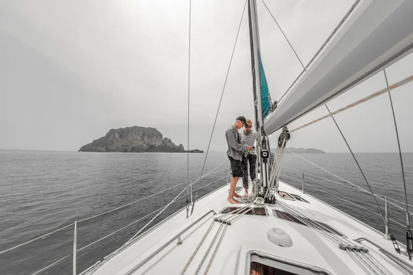 Paar auf dem Segelboot — Stockfoto