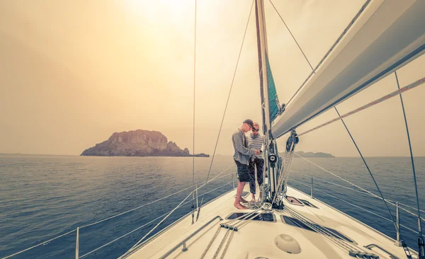 Couple on the sailing boat — Stock Photo, Image